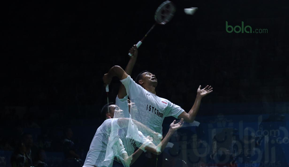 Tommy Sugiarto melakukan smash ke arah lawannya Khosit Phetpradab pada babak pertama Indonesia Open 2018 di Istora Senayan, Jakarta, (4/6/2018). Tommy menang 20-22 21-10 21-16.  (Bola.com/Nick Hanoatubun)