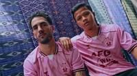 Kiko Carneiro dan Bayu Otto mengenakan jersey ketiga Persik untuk BRI Super League 2025/2026. (Dok. Persik)