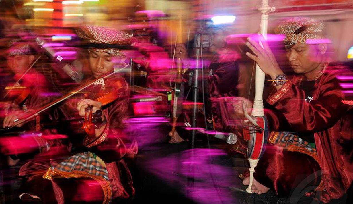  Jika sebelumnya musik etnik Betawi hanya ditampilkan pada acara khusus di tempat seadanya, maka dalam pagelaran kali ini semua musisi beraksi di atas panggung dan tata lampu yang megah (Liputan6.com/Johan Tallo) 