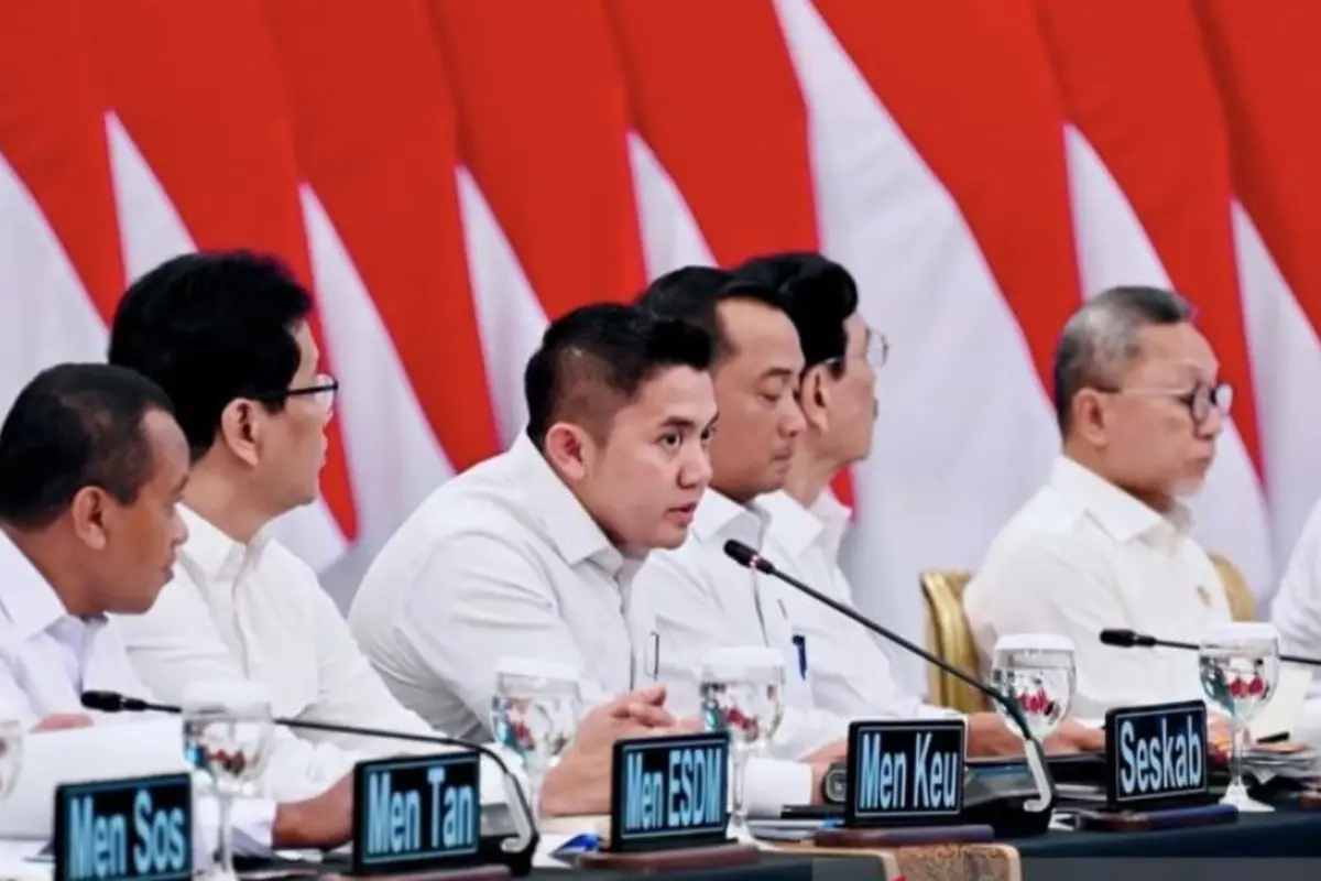 Sekretaris Kabinet (Seskab) Teddy Indra Wijaya dalam Sidang Kabinet Paripurna di Istana Negara, Jakarta, Senin 15 Desember 2025.