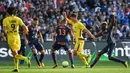 Bek Paris Saint-Germain, Thomas Meunier, berusaha melewati pemain Montpellier pada laga Liga 1 Prancis, di Stadion de la Mosson, Sabtu (23/9/2017). Kedua tim bermain imbang 0-0. (AFP/Pascal Guyot)