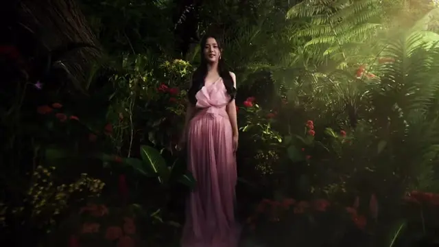 Jisoo Blackpink Bermain dengan Penguin di Cagar Alam Mandai