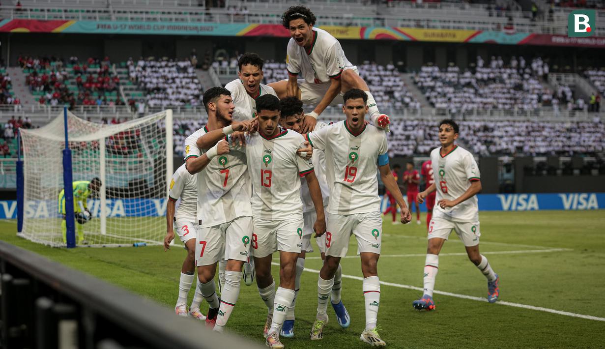 <p>Selebrasi Pemain Timnas Maroko U-17, Saifdine Chlagmmo (tengah) setelah menjebol gawang Timnas Panama U-17 pada laga pembuka Piala Dunia U-17 2023 Grup A di Stadion Gelora Bung Tomo, Surabaya, Jumat (10/11/2023) WIB. (Bola.com/Bagaskara Lazuardi)</p>