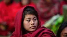Seorang wanita Hindu Nepal saat mengikuti Festival Swasthani Brata Katha di Hutan Changu Narayan di Bhaktapur, Nepal, (8/2). Dalam festival ini, para wanita melakukan penyucian diri dengan mandi suci di sungai. (AFP Photo / Prakash mathema)