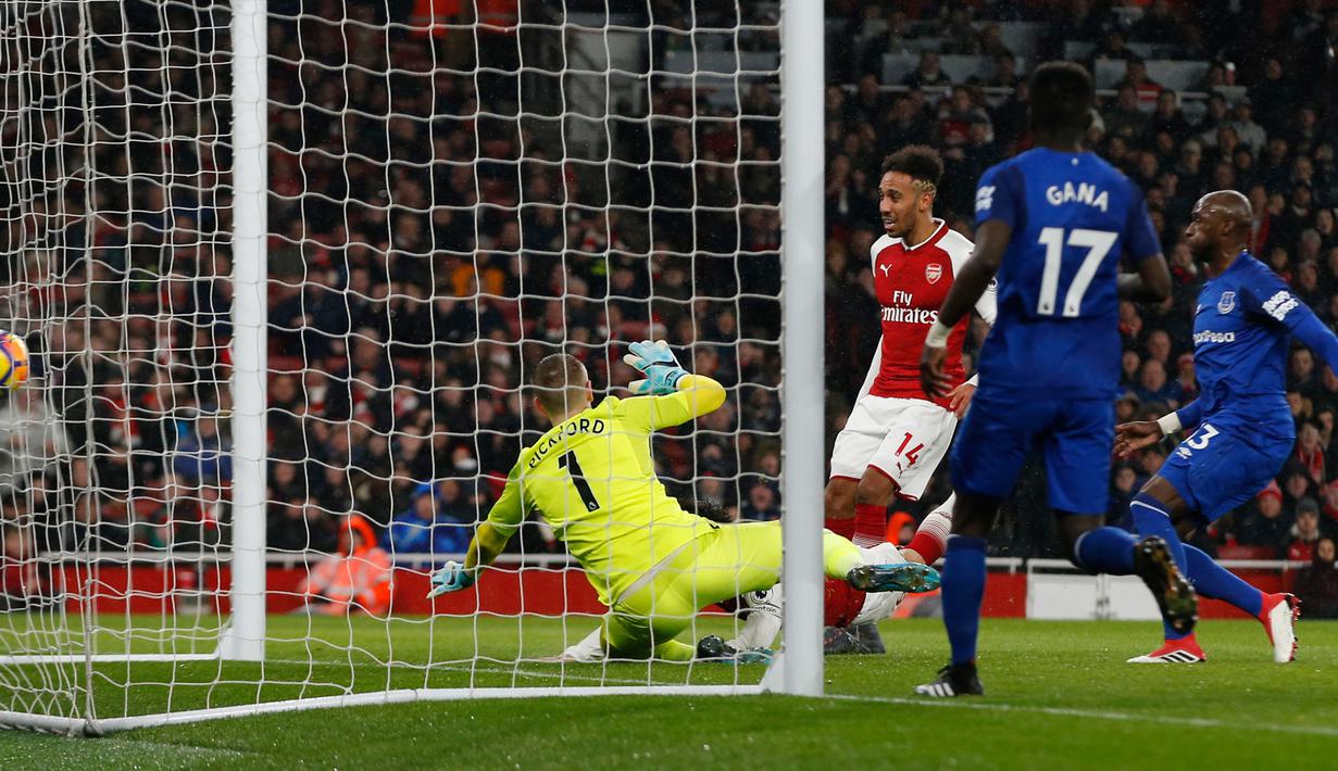 Pemain Arsenal Laurent Koscielny berhasil memasukan bola ke gawang kiper Everton, Jordan Pickford saat pertandingan Liga Inggris di Stadion Emirates, London (3/2). The Gunners menang telak 5-1 atas Everton. (AP Photo / Alastair Grant)
