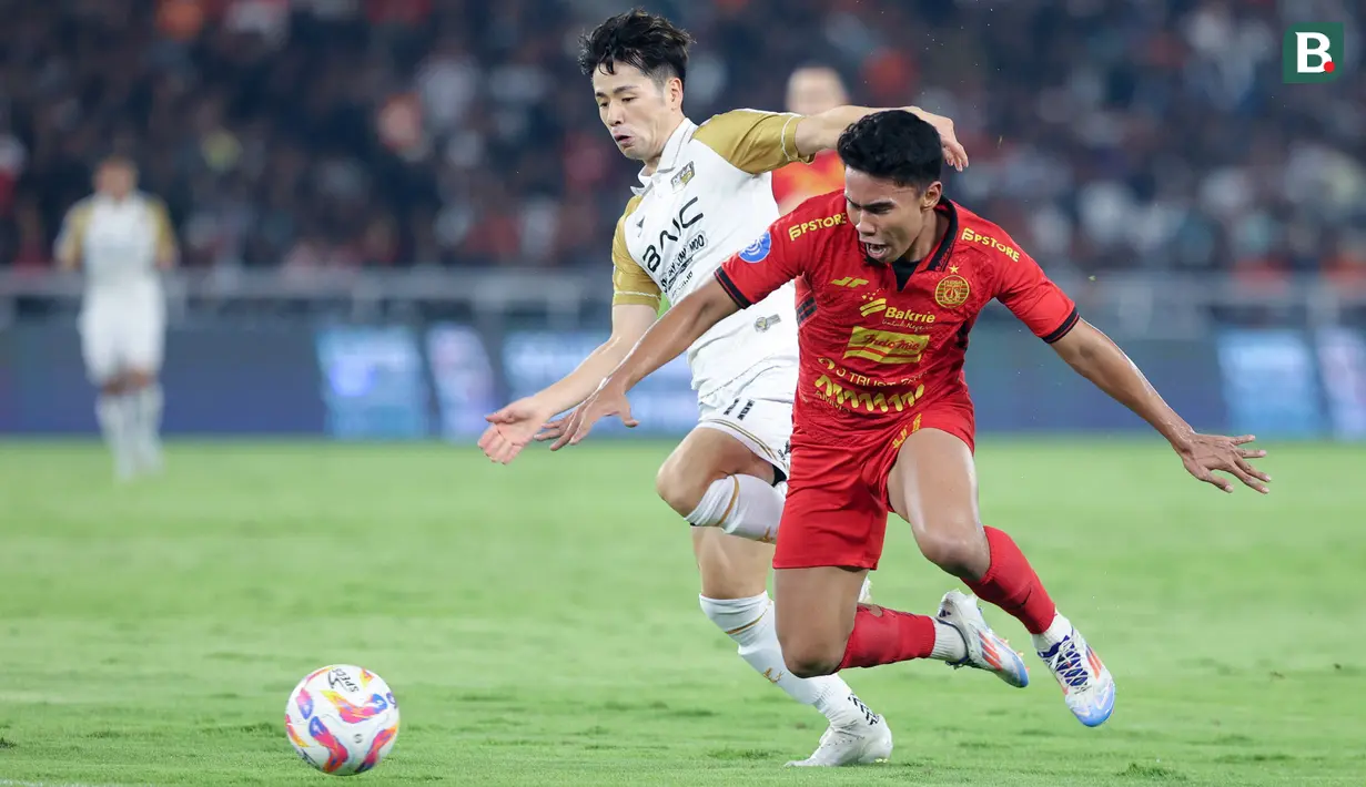 Pemain Persija Jakarta, Muhammad Ferarri, berebut bola dengan pemain Dewa United, Taisei Marukawa, pada laga pekan kelima BRI Liga 1 2024/2025 di Stadion Utama Gelora Bung Karno, Jakarta, Senin (16/9/2024). (Bola.com/M Iqbal Ichsan)
