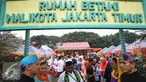 Pengunjung memadati Festival Lebaran Betawi IX di Lapangan Banteng, Jakarta, Minggu (14/8). Agenda tahunan tersebut diselenggarakan sebagai sarana dan wadah menjalin silaturahmi sekaligus destinasi wisata budaya Betawi. (Liputan6.com/Immanuel Antonius)