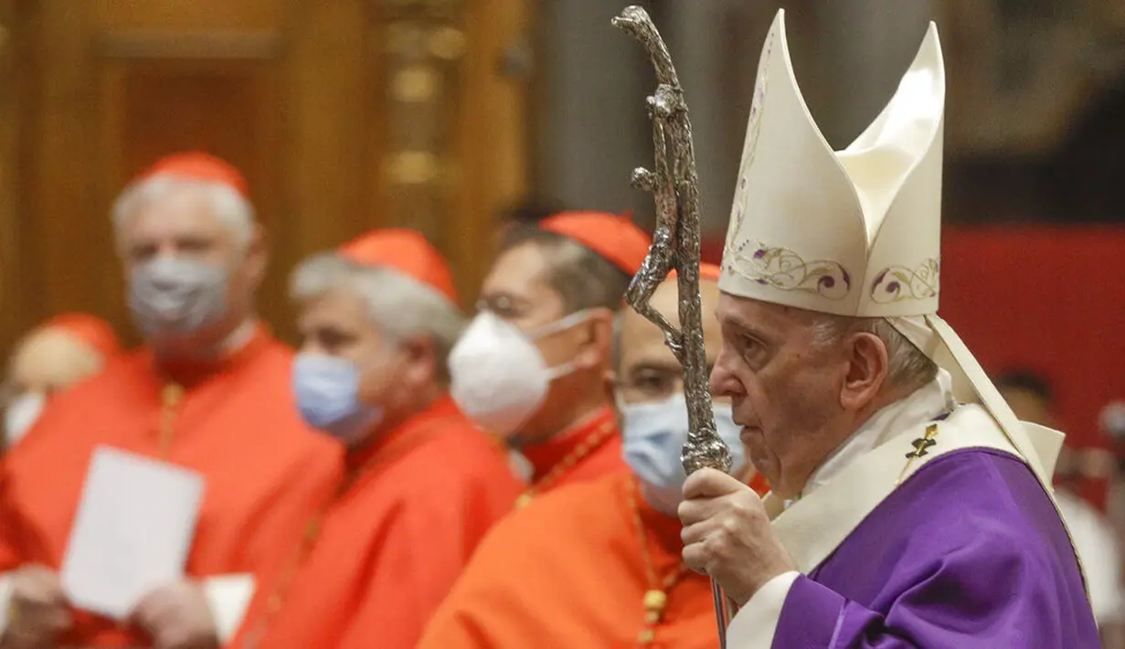 Paus Fransiskus tiba untuk merayakan Misa sehari setelah dia mengangkat 13 kardinal baru ke peringkat tertinggi dalam hierarki Katolik di Basilika Santo Petrus, Minggu (29/11/2020). (AP Photo/Gregorio Borgia, Pool)