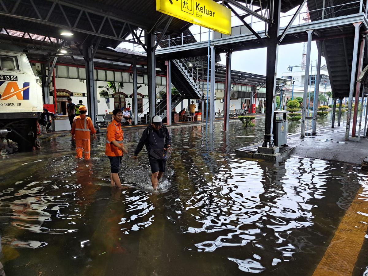 Fakta 25 Mesin Pompa Banjir Semarang Berkapasitas 25 Ribu Liter/Detik Dioperasikan Atasi Genangan