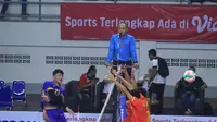 Jawa Barat (biru) mengalahkan Jawa Tengah 3-0&nbsp;(25-22, 25-20, 25-22) pada laga perdana Pul B&nbsp;Kejurnas Bola Voli Indoor Junior 2023 di GOR Candradimuka Padepokan Voli Jenderal Polisi Kunarto, Sentul, Bogor, Jawa Barat, Selasa (12/12/2023). (foto: PBVSI)