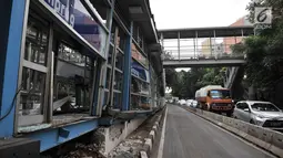 Kondisi Halte Transjakarta Simprug usai tertabrak truk kontainer, Jakarta, Kamis (19/4).Halte mengalami rusak parah di bagian ruang tunggu penumpang. (Merdeka.com/Iqbal Nugroho)