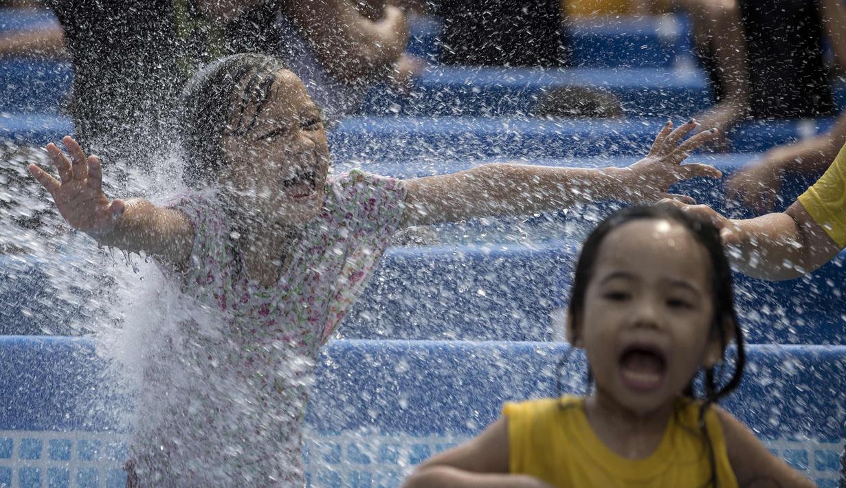 FOTO: Musim Panas, Anak-Anak Manila Asyik Mandi di Kolam ...