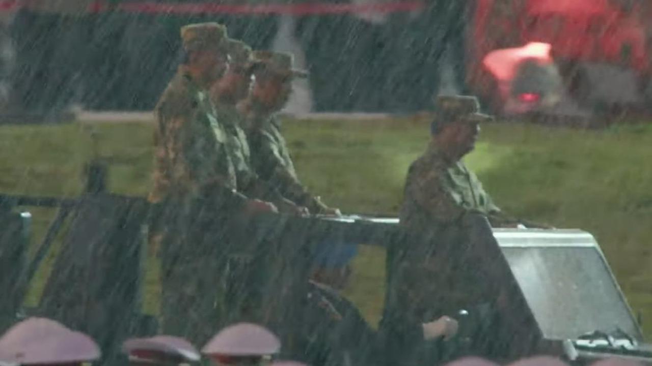 Kenakan Seragam Komcad, Prabowo dan Gibran Hujan-hujanan Naik Maung Cek Pasukan Parade Senja di Akmil