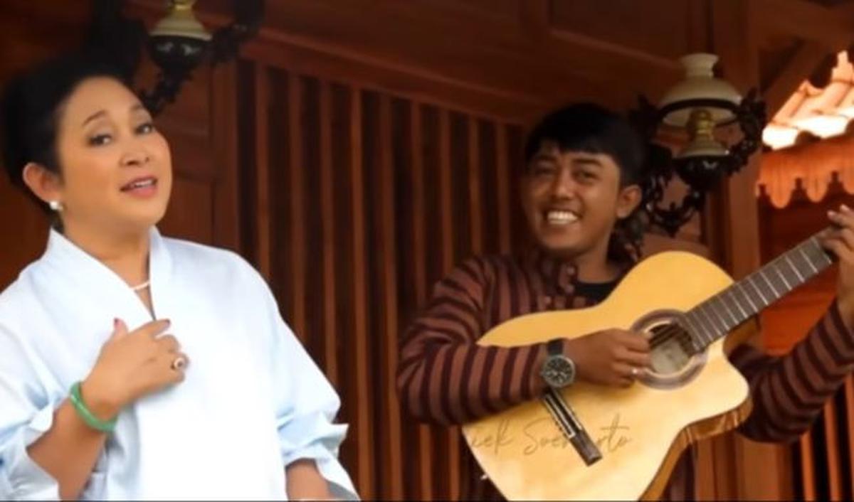 Setelah dibagikan, tak sedikit warganet menyoroti pemilihan lagu yang dinyanyikan oleh Titiek.