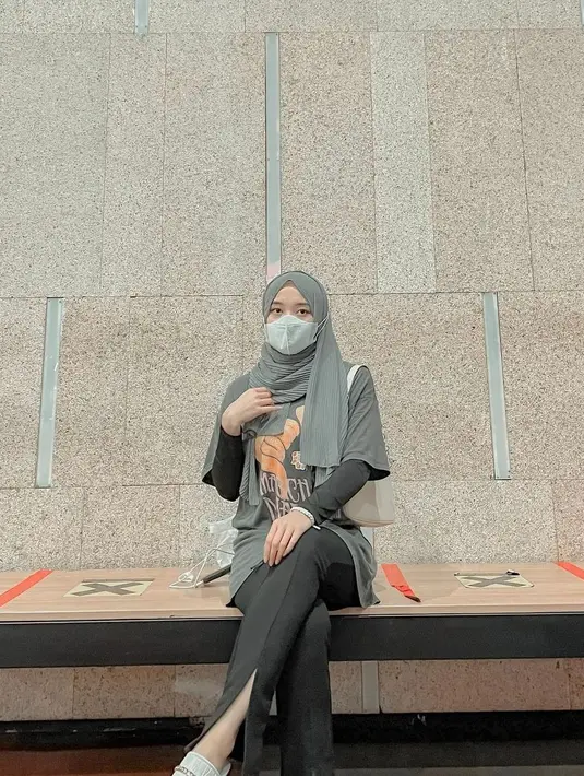 <p>Ovesized tee adalah salah satu must fashion item yang wajib untuk kamu miliki. (instagram/putridelinaa)</p>