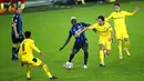 Pemain Brugge Krepin Diatta (tengah) membawa bola melewati pemain Borussia Dortmund Thomas Delaney (kedua kanan) pada pertandingan Grup F Liga Champions di Stadion Jan Breydel, Bruges, Belgia, Rabu (4/11/2020). Dortmund menang 3-0, Erling Haaland mencetak dua gol. (AP Photo/Francisco Seco)