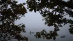 Nelayan di atas perahu kecil mengambil bagian dalam penangkapan ikan tradisional di kolam Buzice dekat kota Blatna, Republik Ceko, Kamis (28/10/2021). Setiap musim gugur, nelayan Ceko melakukan bisnis serius dari tradisi penangkapan selama satu abad ikan mas untuk pasar Natal. (AP Photo/Petr David