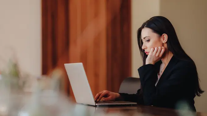 wanita oktober laptop