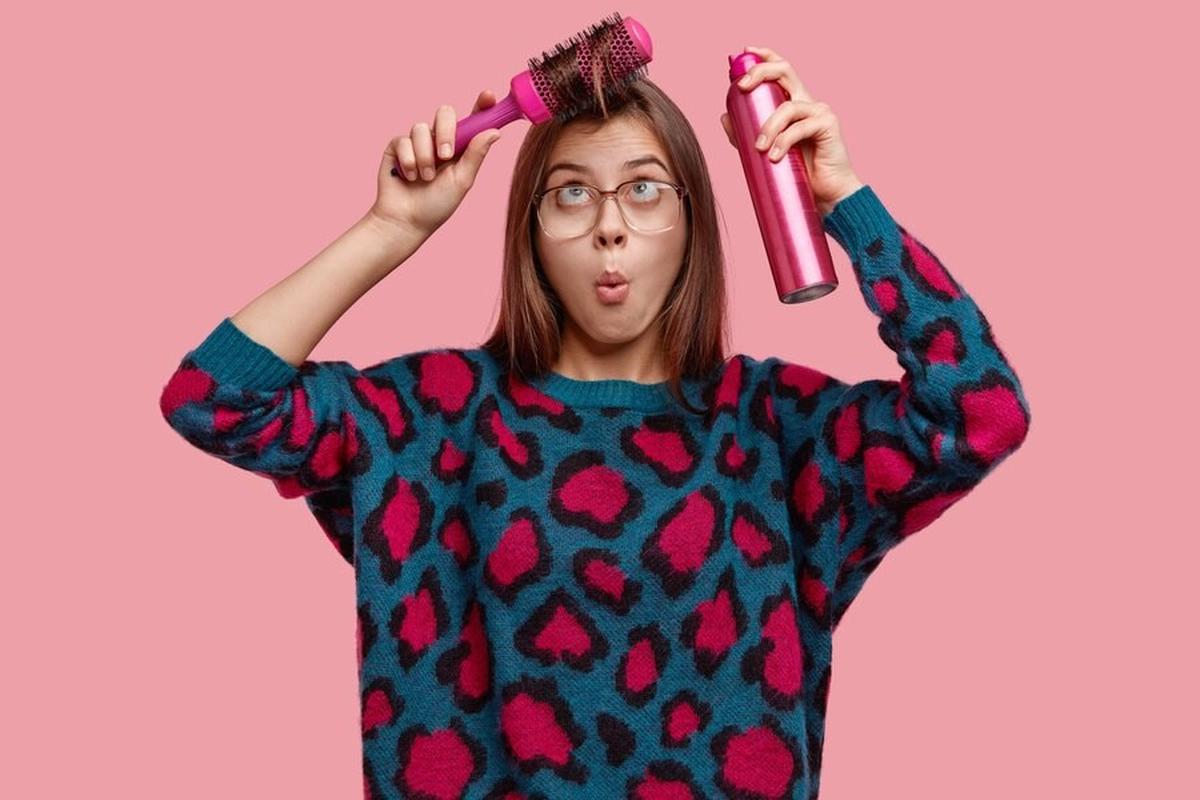 Ilustrasi Pakai Hairspray