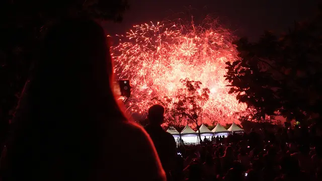 Pertunjukan Kembang Api dalam BTS Feta 2023. (AP Photo/Lee Jin-man)