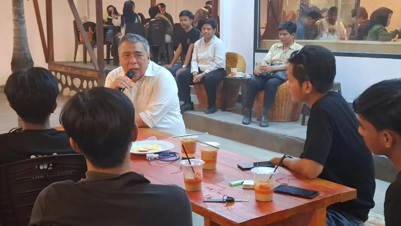 Calon Gubernur Sulawesi Tengah nomor urut 1 Ahmad Ali membuka ruang diskusi dengan para mahasiswa dalam acara acara Kongkow Aktivis Bareng Calon Pemimpin Sulawesi Tengah yang digelar oleh Sinergi Muda Indonesia di Sin Coffee, Palu.