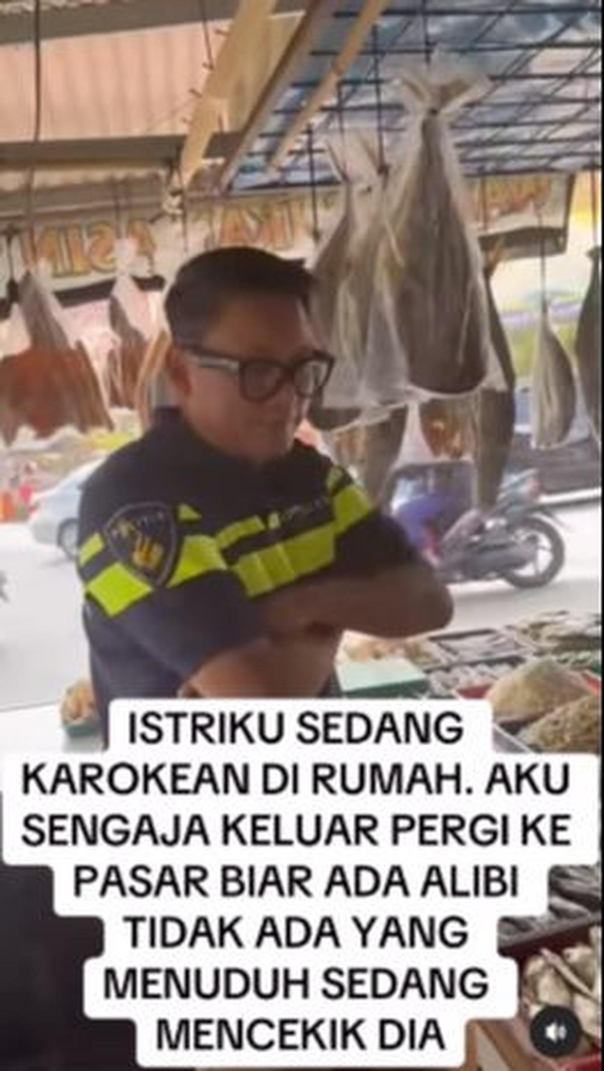 "Istriku sedang karaokean di rumah. Aku sengaja keluar pergi ke pasar," tulisnya, demikian dikutip dari keterangan video pada akun Instagram @krishnamurti_bd91.