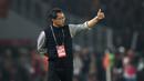 Pelatih Persebaya, Aji Santoso, memberikan arahan kepada pemainnya saat melawan Persija Jakarta pada laga Shopee Liga 1 di SUGBK, Jakarta, Selasa (17/12). Persebaya menang 2-1 atas Persija. (Bola.com/Yoppy Renato)