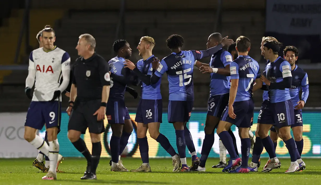 Para pemain Wycombe Wanderers merayakan gol ke gawang Tottenham Hotspur yang dicetak gelandang Fred Onyedinua (ketiga dari kiri) dalam laga babak keempat Piala FA 2020/21 di Adams Park Stadium, Senin (25/1/2021). Wycombe Wanderers kalah 1-4 dari Tottenham Hotspur. (AFP/Adrian Dennis)