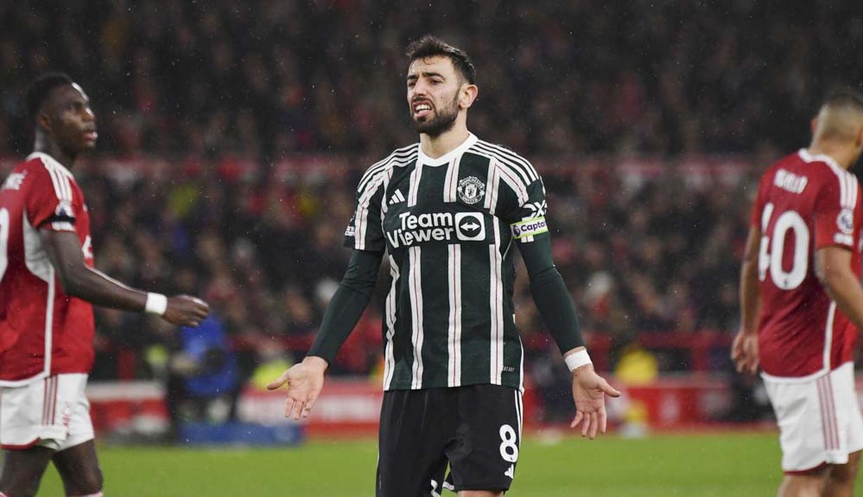 Pemain Manchester United, Bruno Fernandes, tampak kecewa setelah ditaklukkan Nottingham Forest pada laga pekan ke-20 Premier League 2023/2024, Minggu (31/12/2023) dini hari WIB. (AP Photo/Rui Vieira)