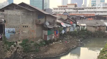 Lanskap rumah kumuh berlatar gedung bertingkat terlihat di kawasan Kuningan, Jakarta, Jumat (2/2). Pemerintah Provinsi DKI Jakarta memiliki target menurunkan 1 persen angka kemiskinan di Ibukota. (Liputan6.com/Immanuel Antonius)