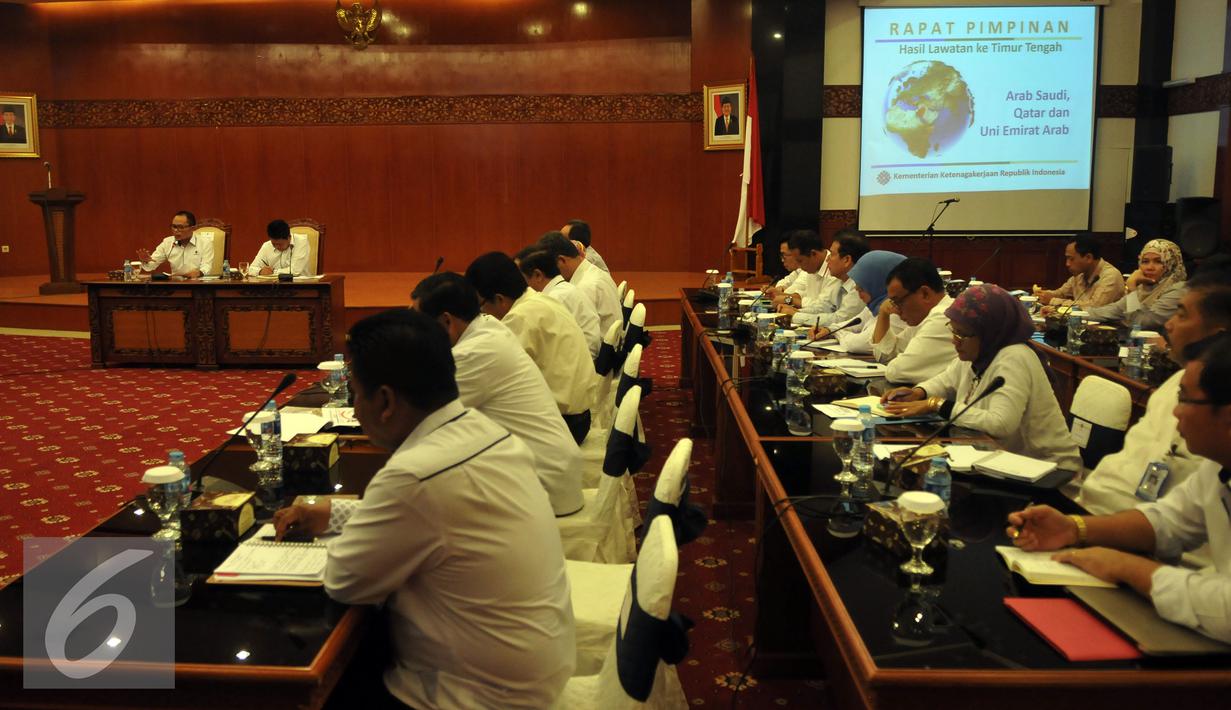 Suasana rapat pimpinan di Kemenaker, Jakarta, Rabu (1/6). Rapat membahas tindak lanjut hasil lawatan Menaker ke Timur Tengah, Arab Saudi, Qatar dan Uni Emirat Arab. (Liputan6.com/Johan Tallo)