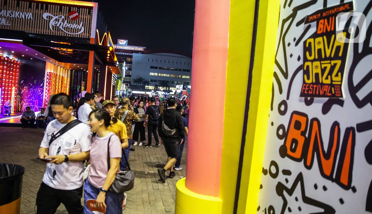Suasana pengunjung Java Jazz Festival 2020 di JIexpo Kemayoran, Jakarta, Jumat (28/2/2020). Java Jazz Festival 2020 menghadirkan sederet musisi dalam dan luar negeri yang diselenggarakan hingga 1 Maret 2020. (Liputan6.com/Faizal Fanani)