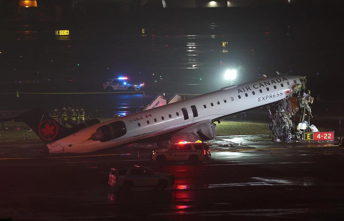 FOTO: Kerusakan Parah Pesawat Air Canada Uasai Tabrak Truk Pemadam Kebakaran
