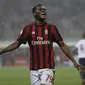 Gelandang AC Milan, Franck Kessie, tertawa saat gol nya dianulir wasit pada laga Serie A di Stadion San Siro, Milan, Sabtu (6/1/2018). AC Milan menang 1-0 atas Crotone. (AP/Luca Bruno)