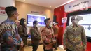 Direktur Standardisasi Perangkat Pos dan Informatika Kominfo Mulyadi (kanan) didampingi President Director smartfren Merza Fachys (tengah), Deputy CEO Djoko Tata Ibrahim (kiri) mencoba Virtual Reality (VR) pada Uji Coba 5G Tahap Dua di Jakarta, Kamis (17/6/2021). (Liputan6.com/Pool/smartfren)