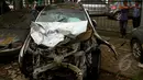 Mobil Mitsubishi Outlander yang mengalami kecelakaan di kawasan Pondok Indah terlihat rusak parah pada bagian depan, Polres Jakarta Selatan, Rabu (21/1/2015). (Liputan6.com/Faisal R Syam)
