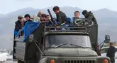 Warga etnis Armenia dari Nagorno-Karabakh mengendarai truk dalam perjalanan ke Kornidzor di wilayah Syunik, Armenia, 26 September 2023. Ribuan penduduk Nagorno-Karabakh meninggalkan rumah mereka setelah operasi militer cepat Azerbaijan untuk merebut kembali kendali atas wilayah yang memisahkan diri tersebut setelah konflik separatis selama tiga dekade. (Stepan Poghosyan, Photolure photo via AP)