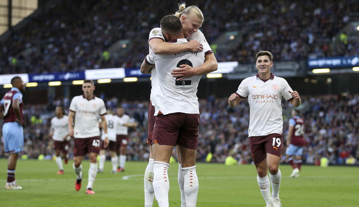Selebrasi striker Manchester City, Erling Haaland bersama Kyle Walker setelah mencetak gol kedua ke gawang Burnley pada laga pekan pertama Liga Inggris 2023/2024 di Turf Moor, Burnley (11/8/2023). Erling Haaland mencetak dua rekor serba pertama saat Manchester City menang 3-0 atas tuan rumah Burnley dalam laga yang digelar paling awal. Mencetak dua gol, Haaland jadi pemain pertama yang mencetak gol di musim 2023/2024 sekaligus brace pertama di musim ini. (PA via AP Photo/Nigel French)