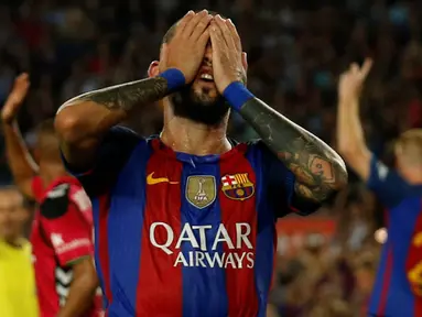 Pemain Barcelona, Aleix Vidal, tampak kecewa usai takluk dari Alaves pada laga La Liga Spanyol di Stadion Camp Nou, Barcelona, Spanyol, Sabtu (10/9/2016). Barcelona kalah 1-2 dari klub promosi, Alaves. (Reuters/Albert Gea)