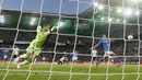 Penjaga gawang Jerman Manuel Neuer (kiri) berlari kembali ke gawangnya untuk menyelamatkan tendangan pemain Italia Nicolo Barella (kanan) pada pertandingan sepak bola UEFA Nations League di Moenchengladbach, Jerman, 14 Juni 2022. Jerman mengalahkan Italia 5-2. (AP Photo/Martin Meissner)