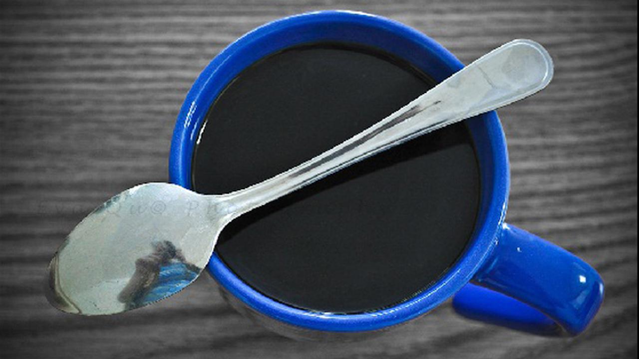 Rahasia di Balik Minum Kopi di Cangkir Warna Biru