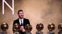 Lionel Messi dan keenam Ballon d'Or yang diraihnya. (AFP/Franck Fife)
