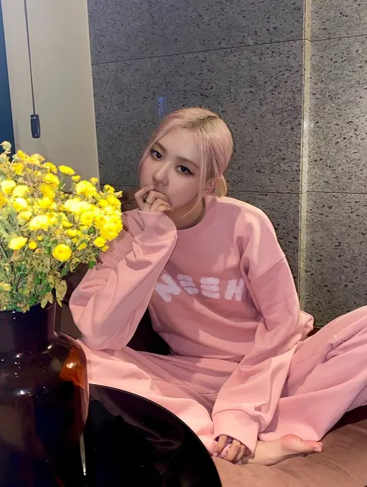 Sebagai kaum rebahan, Rose BLACPINK hobi mengenakan sweater di berbagai kesempatan. Salah satu mengenakan set sweater berwarna pink dari Nieeh yang dibanderol dengan harga Rp2,3 juta. (instagram/roses_are_rosie)