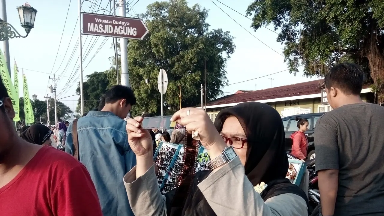 Warga menyaksikan gerhana matahari di Yogyakarta