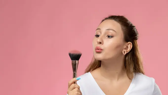 Ketahui dampak dari alat makeup yang tidak pernah dibersihkan