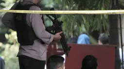 Petugas berjaga dekat garis polisi yang terpasang menuju gedung forensik RS Polri, Kramatjati, Rabu (9/5). Penjagaan super ketat diberlakukan di mana jenazah korban kerusuhan rutan Mako Brimob Kelapa Dua dibawa ke RS Polri. (Merdeka.com/Iqbal S. Nugroho)