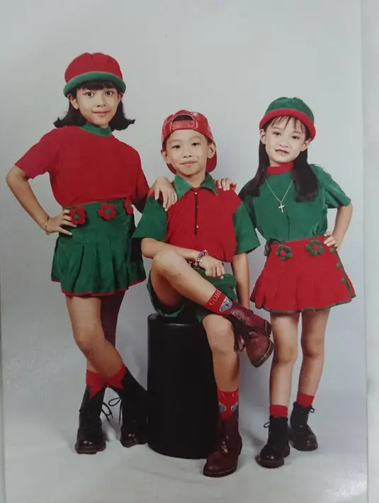 Potret foto Leony bersama Fandy dan Dhea Ananda di dalam grup Trio Kwek-Kwek. Trio Kwek-Kwek dibentuk pada tahun 1993 dan grup ini telah merilis enam album. (Liputan6.com/IG/@leonyvh)