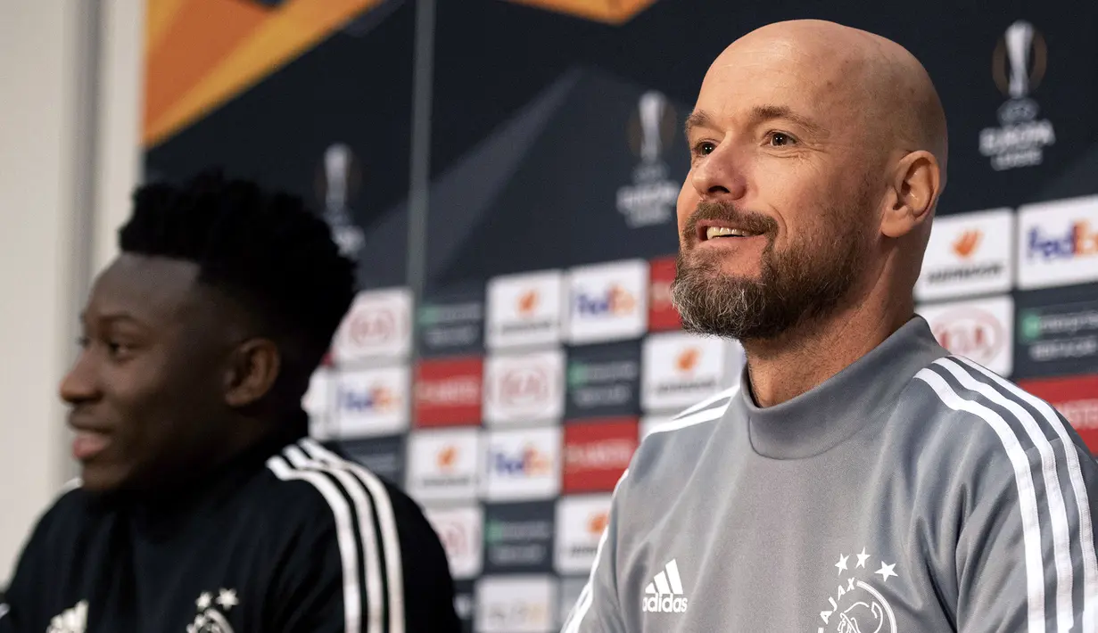 Pelatih Ajax Amsterdam, Erik ten Hag (kanan) dan kiper Andre Onana saat memberikan konferensi pers menjelang laga 32 besar Liga Europa 2019/2020 melawan Getafe di Amsterdam ArenA, Belanda, 26 Februari 2020. (AFP/ANP/Olaf Kraak)