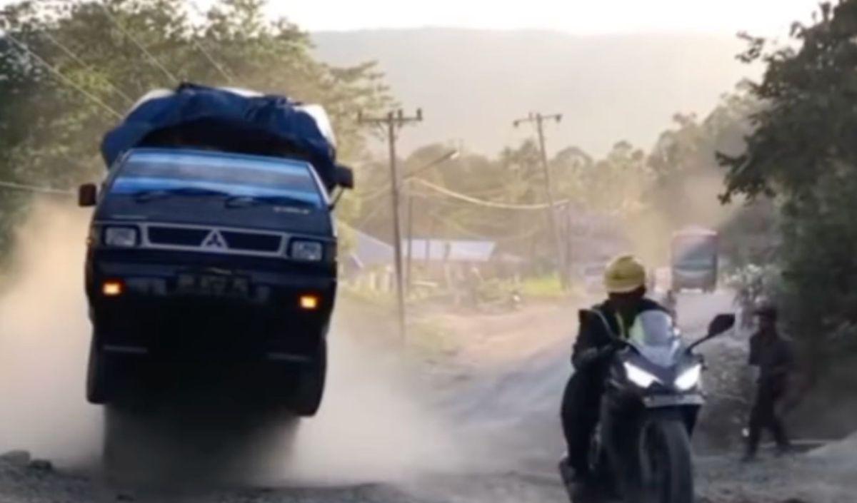 Ternyata jalan rusak masih banyak di pelosok negeri. Salah satunya jalan di Batu Jomba, Sumatera Utara.