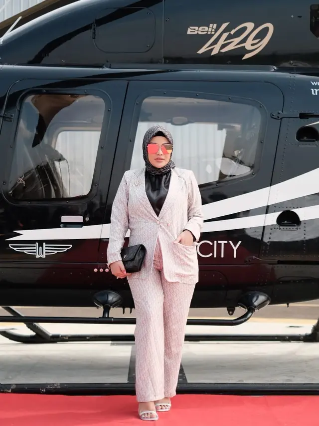 Potret Aurel Hermansyah Berpose di depan Helikopter, credit: Vanilla Hijab